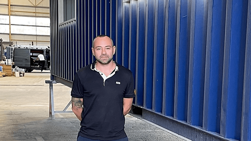 Christian Meli aux côtés de l’un des containers qui sera transformé en centre d’accueil pour la prison des Baumettes. (Photo P.R.)